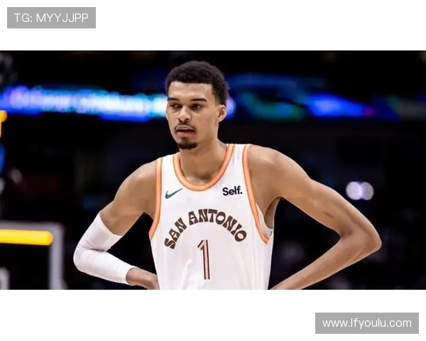 文班亚马因左小腿紧张状态成疑本赛季至今满勤能否出战国王尚未确定