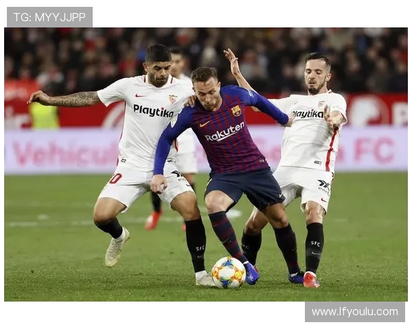 西甲球员开场静止抗议引发热议赛事转播俯瞰球场长达20秒